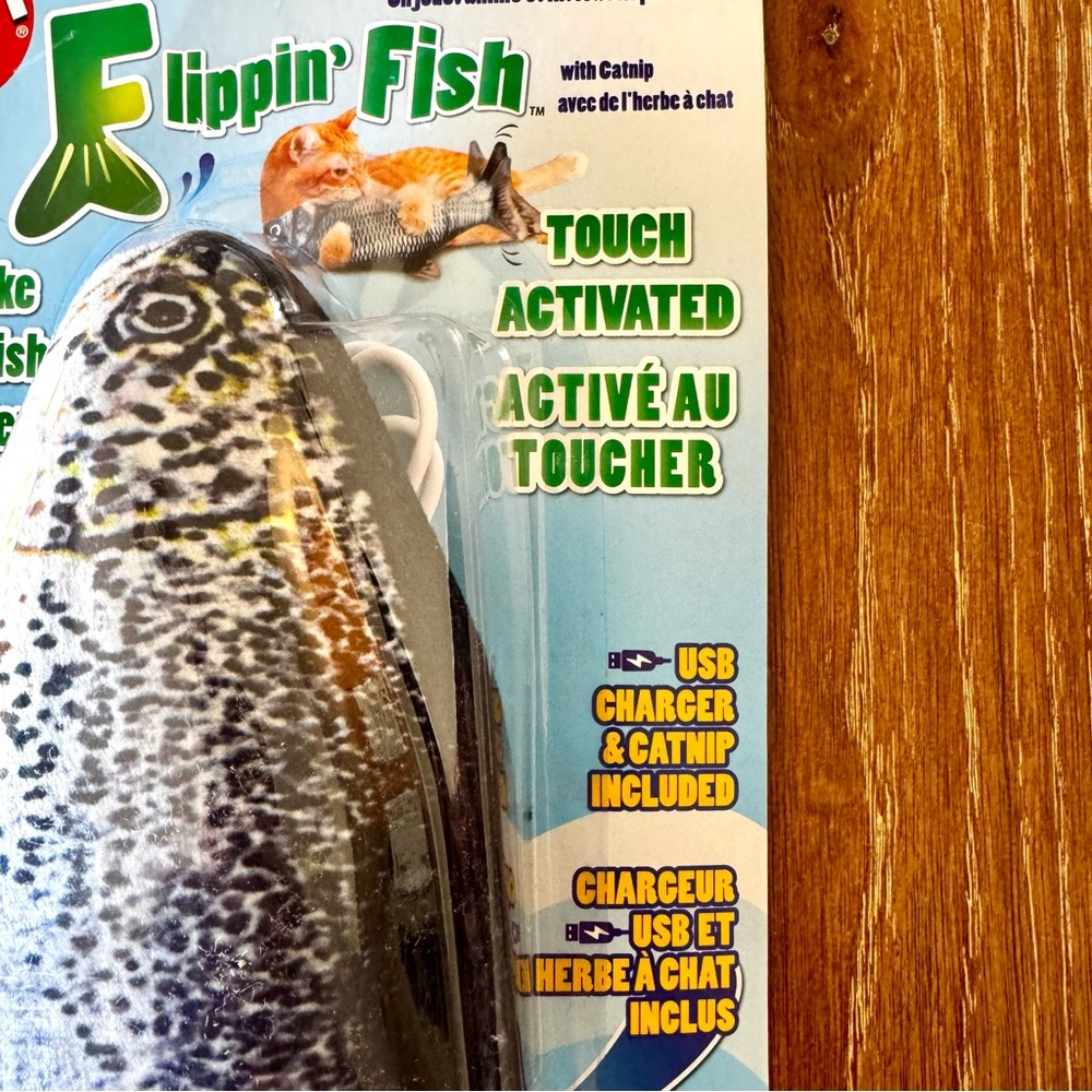 Spot Flippin’ Fish battery operated wiggly catnip toy - Picture 3 of 7